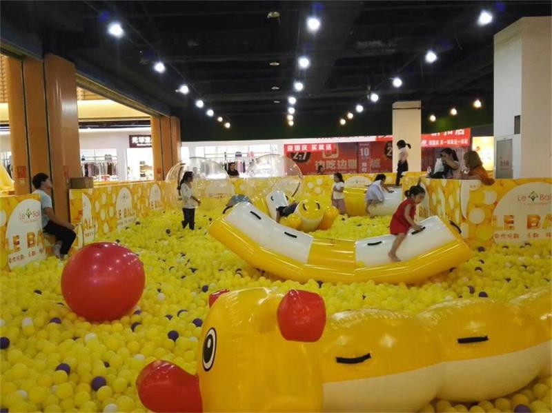 淘气堡内部海洋球池小玩具