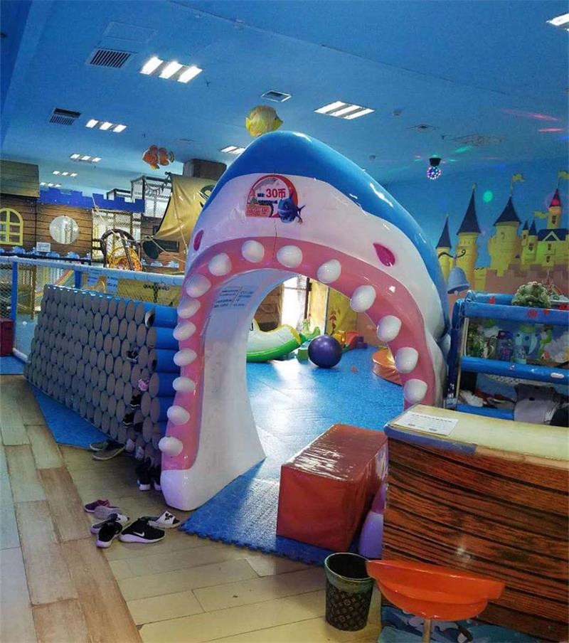 室内淘气堡游乐园入口处实拍