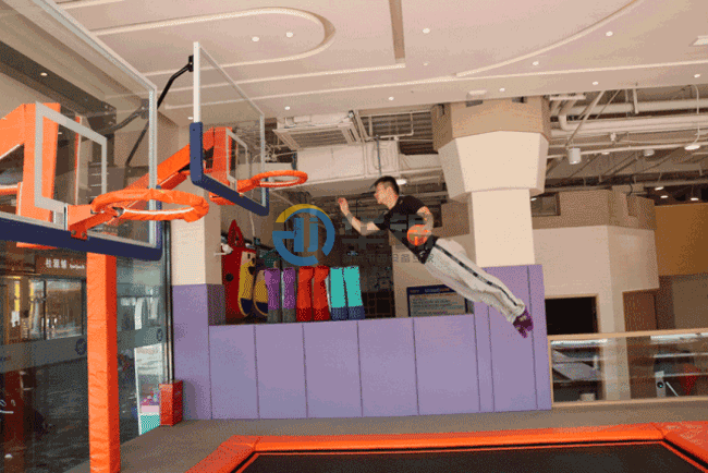 蹦床灌篮区